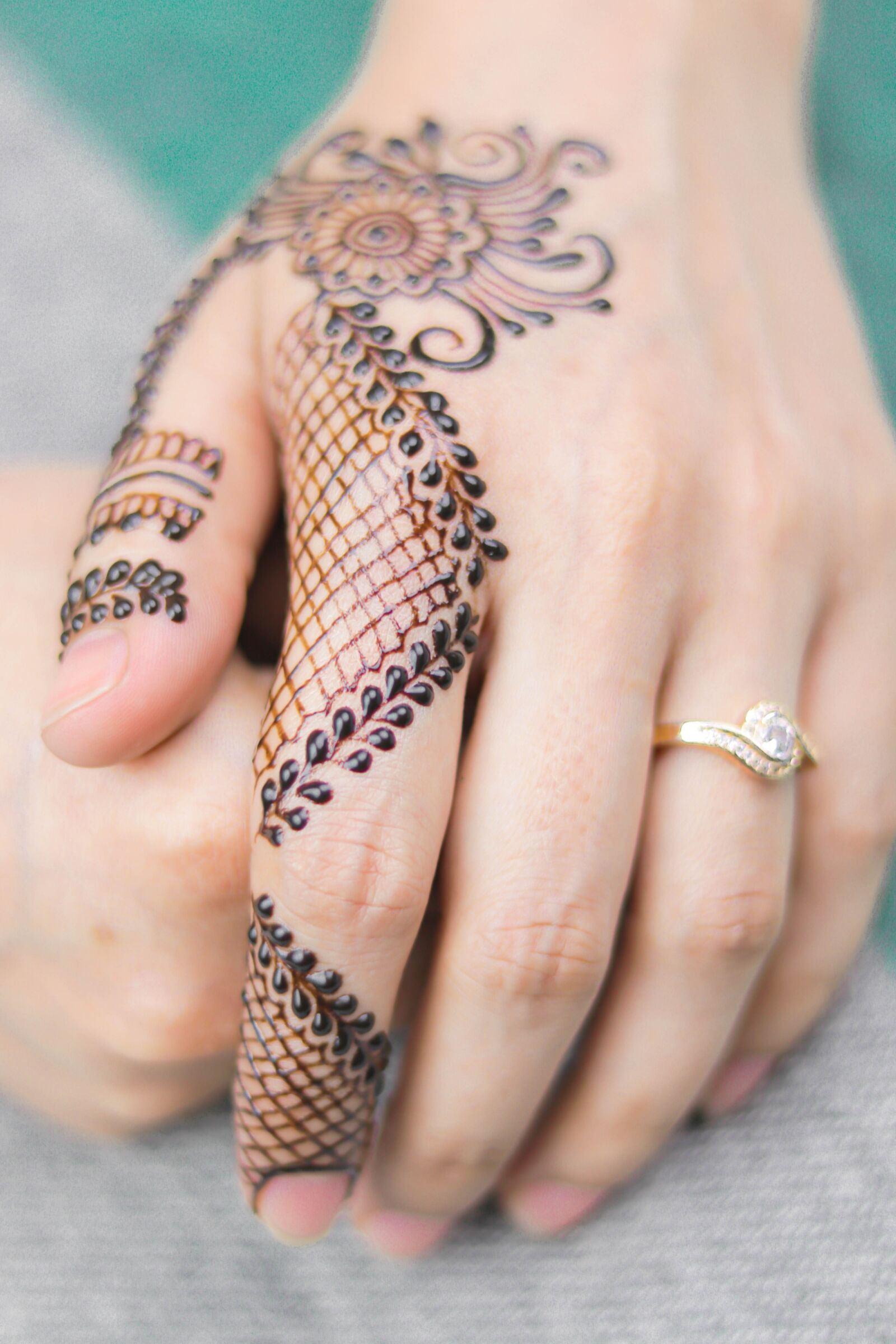 Canon EOS 80D + Canon EF 50mm F1.8 STM sample photo. Jewellery, draw, palm photography