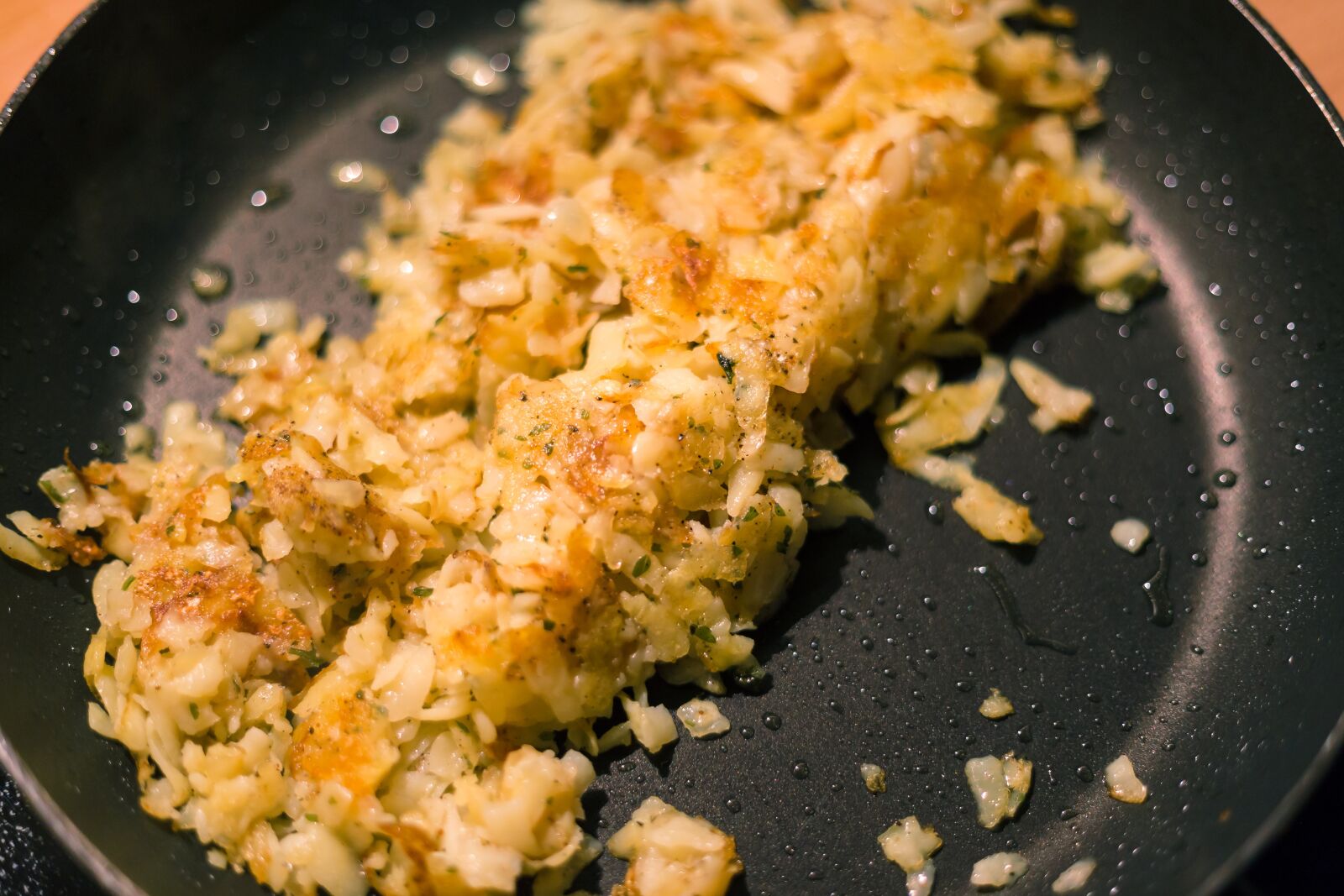 Canon EOS 6D + Canon EF 50mm F1.8 STM sample photo. Hash browns, pan, cooking photography