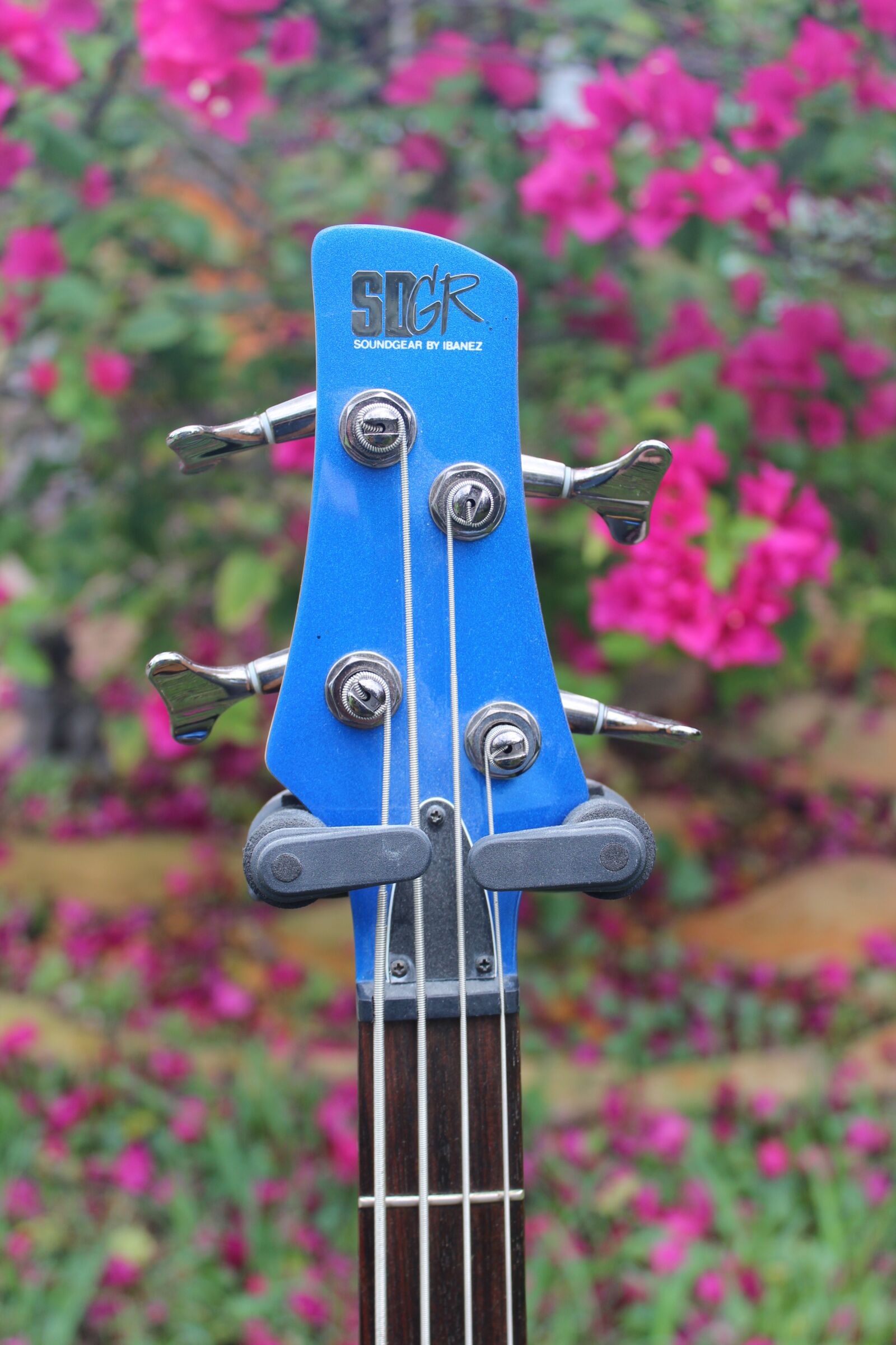 Canon EOS 600D (Rebel EOS T3i / EOS Kiss X5) sample photo. Guitar, blue, instrument photography