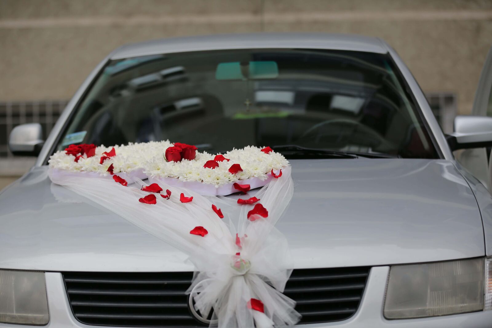 Canon EOS 5D Mark III sample photo. Flowers, wedding, veil, car photography