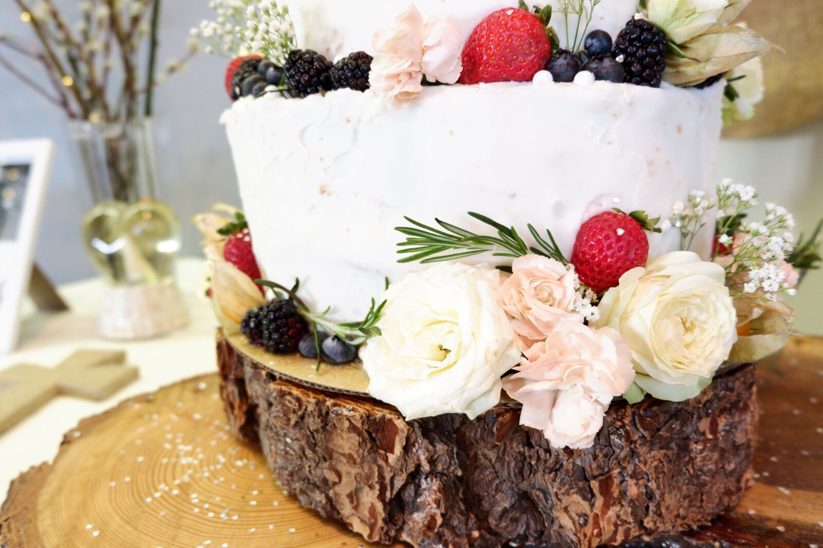 Fujifilm X-A3 + Fujifilm XC 16-50mm F3.5-5.6 OIS II sample photo. Rose, cake, fruit photography