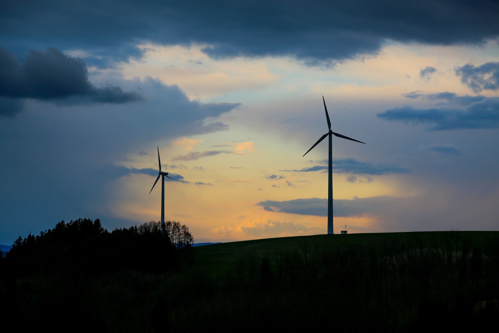 Canon EF 24-105mm F4L IS USM sample photo. Evening, pinwheel, wind power photography