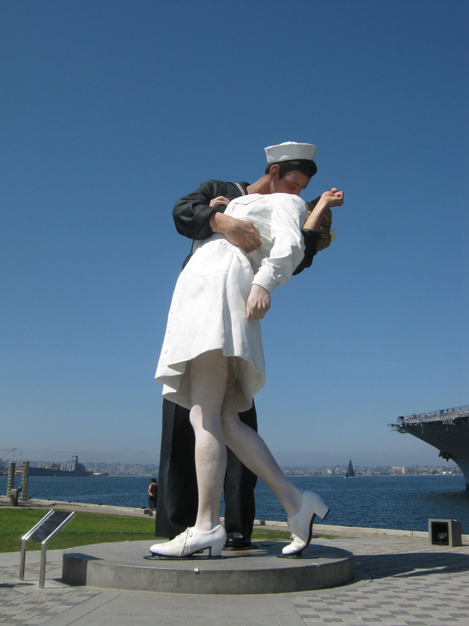 Canon PowerShot A480 sample photo. Kiss, kissing statue, cali photography