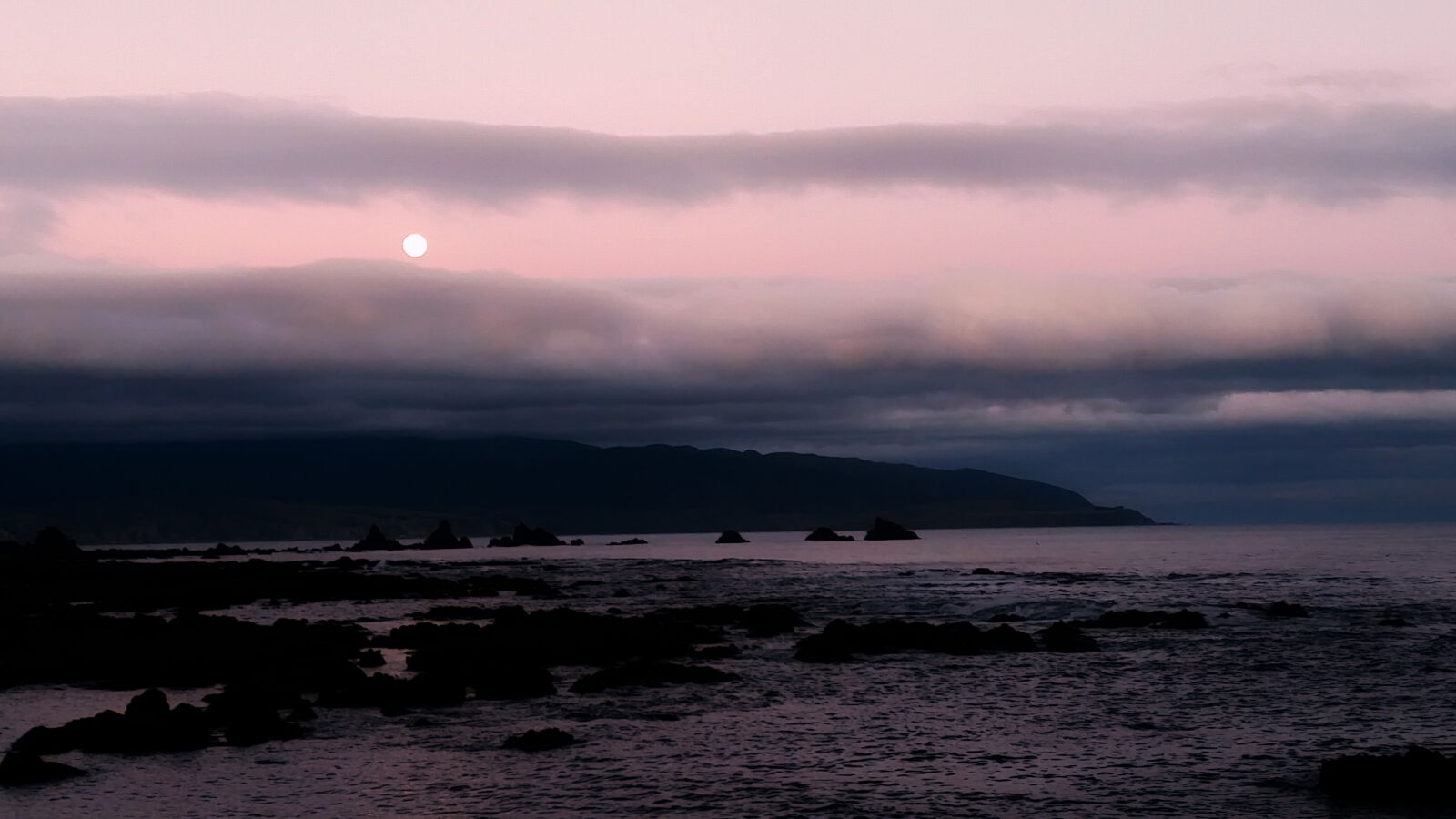 Samsung Galaxy S5 sample photo. Beach, black, clouds, coast photography