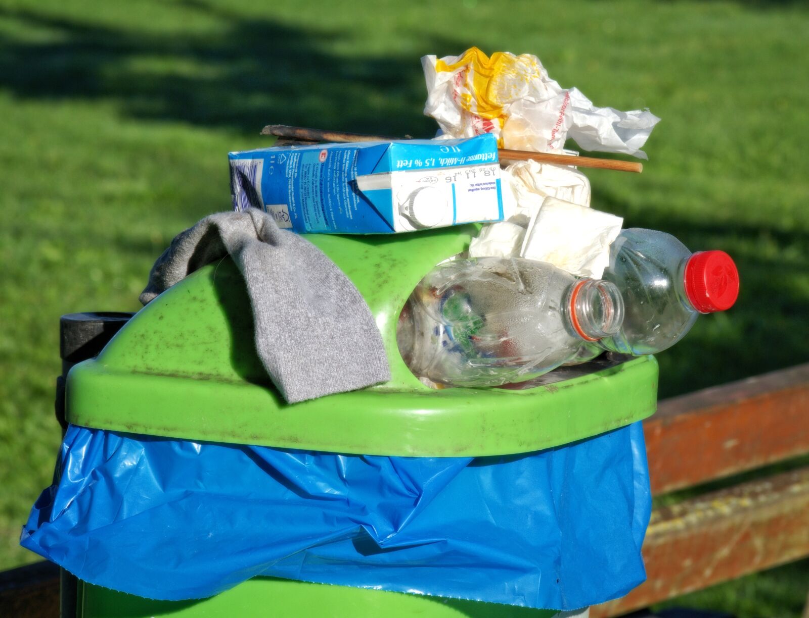 55.0-200.0mm f/4.0-f/5.6 sample photo. Garbage, environment, nature photography