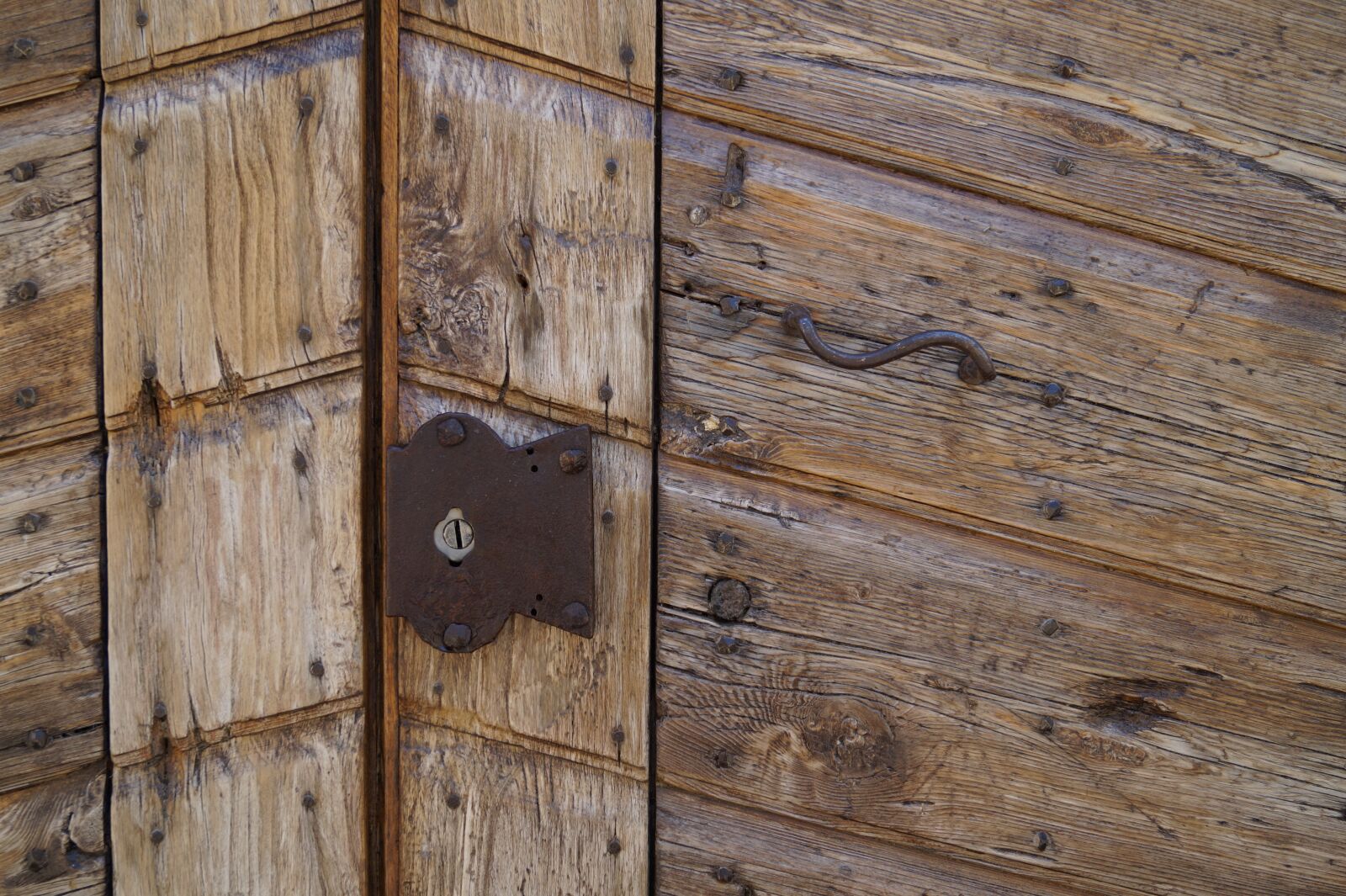 Sony DT 18-55mm F3.5-5.6 SAM II sample photo. Door, wood, lock photography