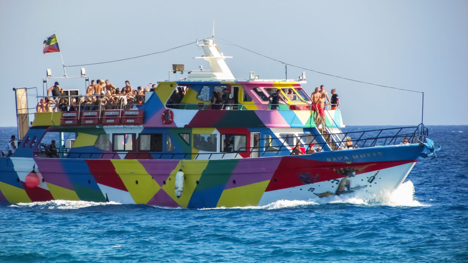 Canon PowerShot SX400 IS sample photo. Cruise boat, colors, tourism photography