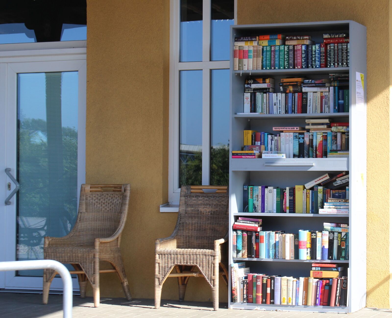 Canon EOS 700D (EOS Rebel T5i / EOS Kiss X7i) sample photo. Books, cabinet, shelf photography