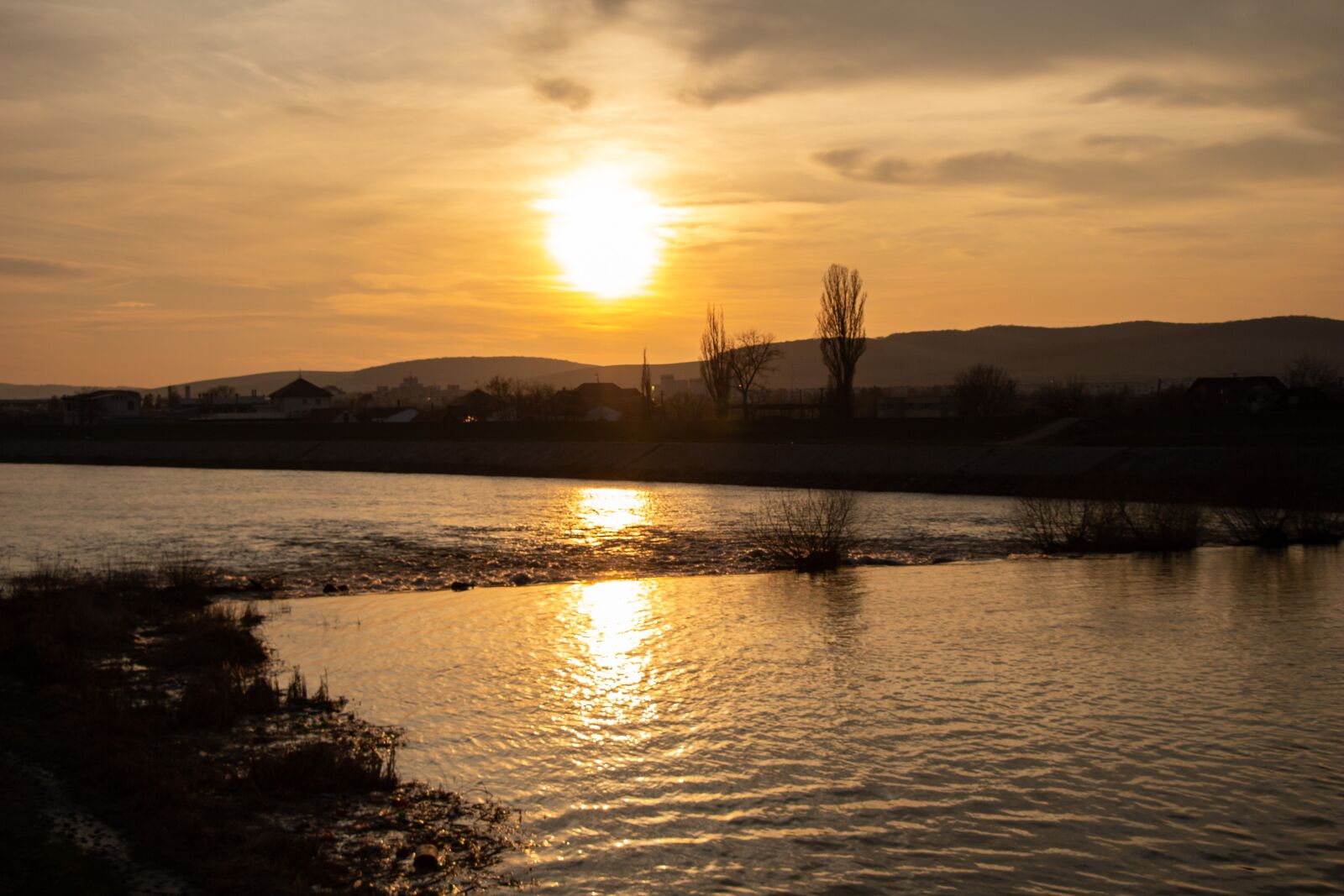 Canon EOS 100D (EOS Rebel SL1 / EOS Kiss X7) sample photo. Sunset, river, silhouette photography