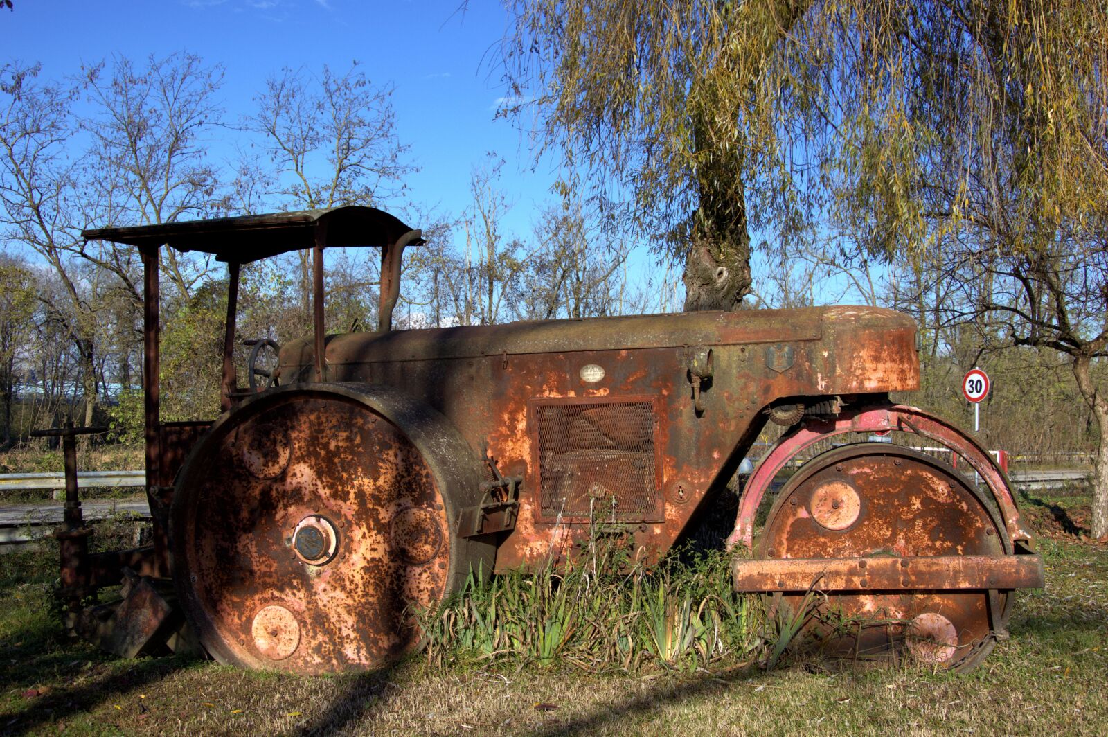 Nikon D3200 sample photo. Steamroller, asphalt, rusty photography
