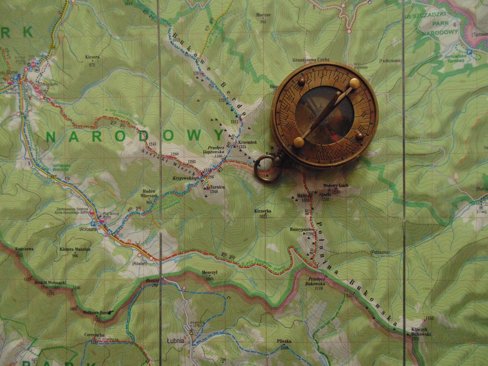 Sony Cyber-shot DSC-H200 sample photo. Map, compass, travel photography