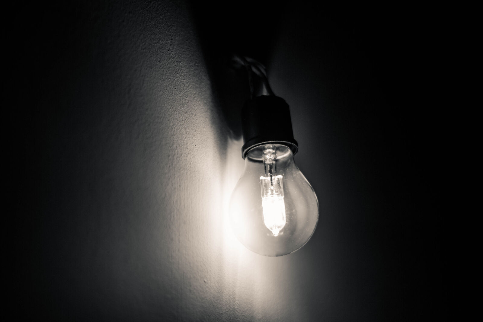 Canon EOS 600D (Rebel EOS T3i / EOS Kiss X5) + Canon EF 50mm F1.4 USM sample photo. Accrochee, ampoule, bulb, dark photography