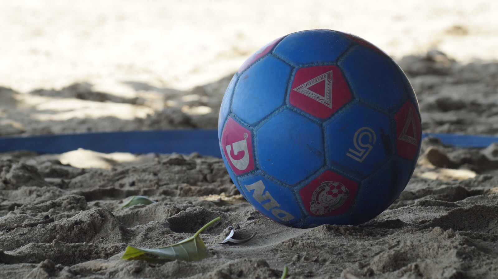 Sony SLT-A58 sample photo. Soccer, beach, summer photography