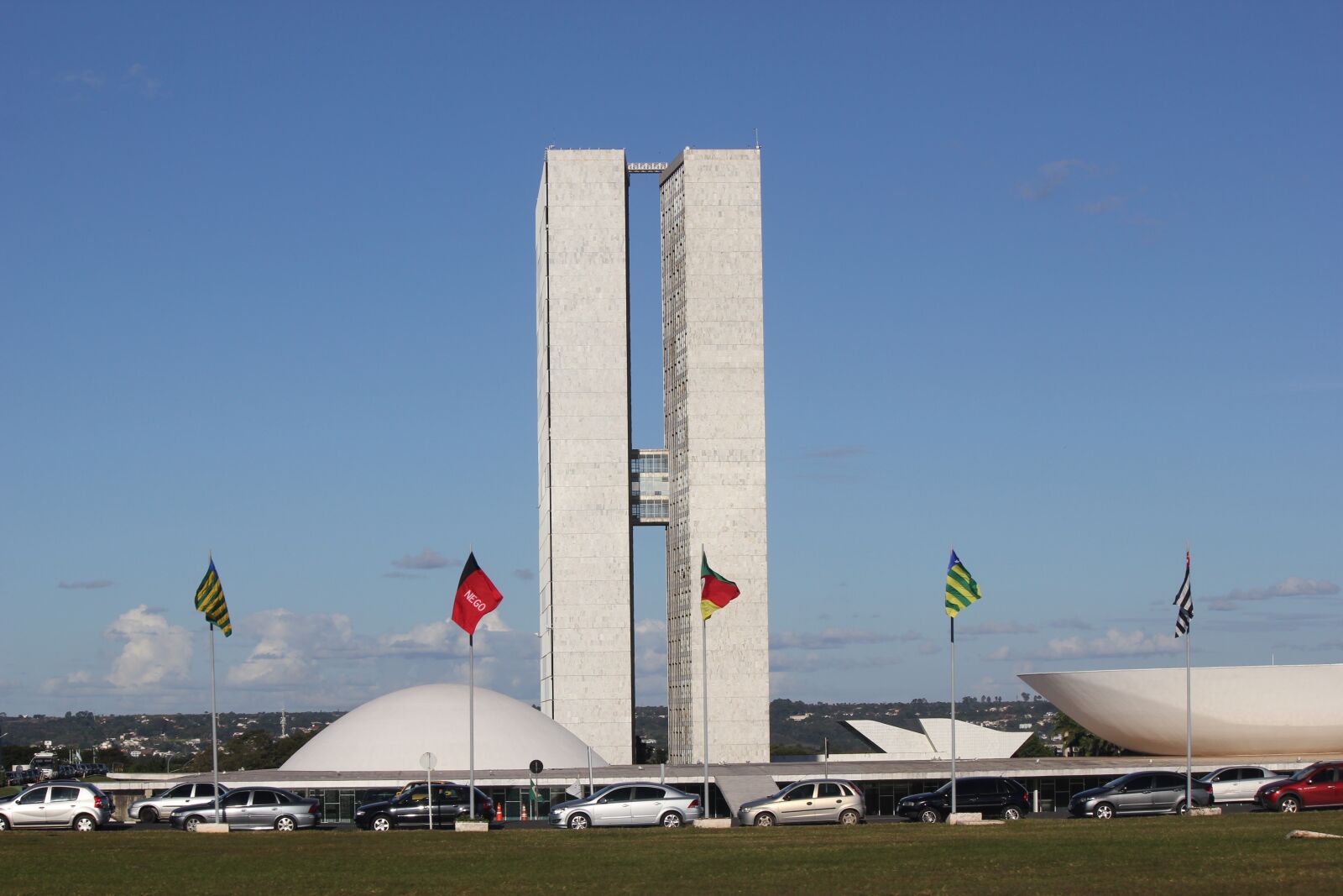 Canon EOS 550D (EOS Rebel T2i / EOS Kiss X4) sample photo. Brasilia, buildings, twins photography
