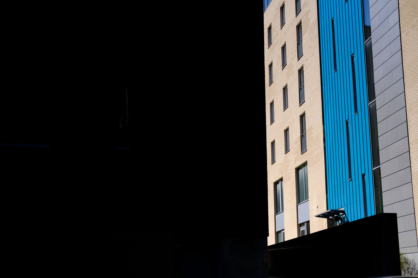 Fujifilm X-T3 sample photo. Shadow of the building photography