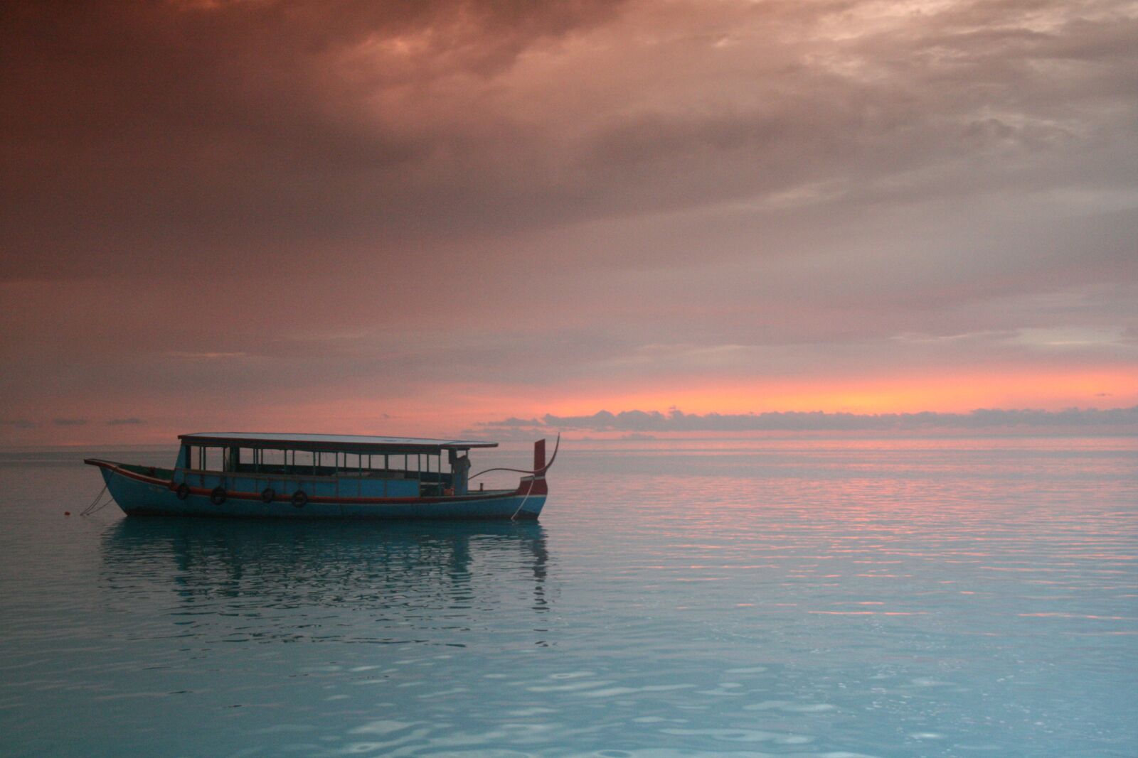 Canon EOS 400D (EOS Digital Rebel XTi / EOS Kiss Digital X) sample photo. Maldives, indian ocean, sunset photography