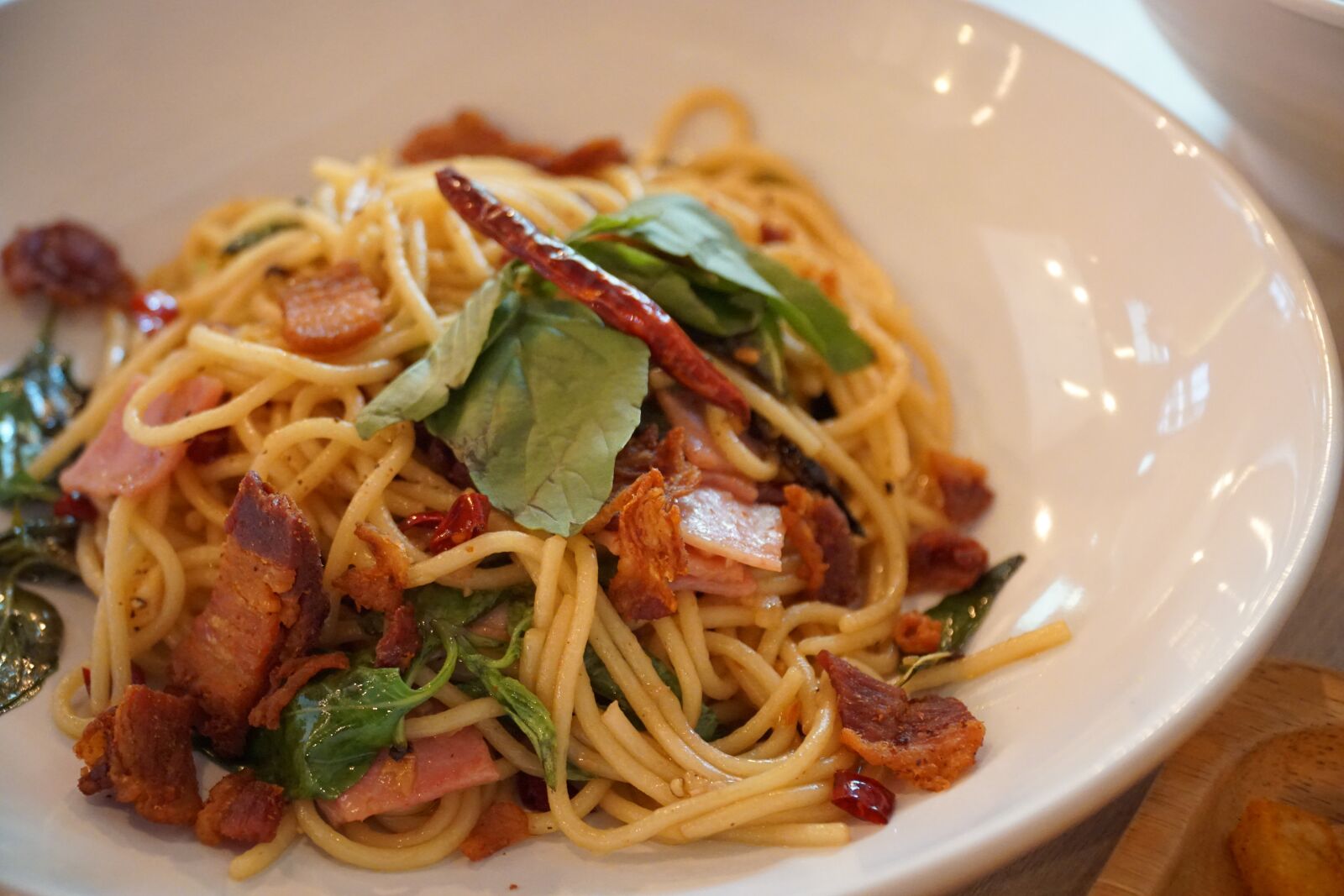 Sony a6300 + Sony E PZ 18-105mm F4 G OSS sample photo. Spaghetti, bacon, spicy photography
