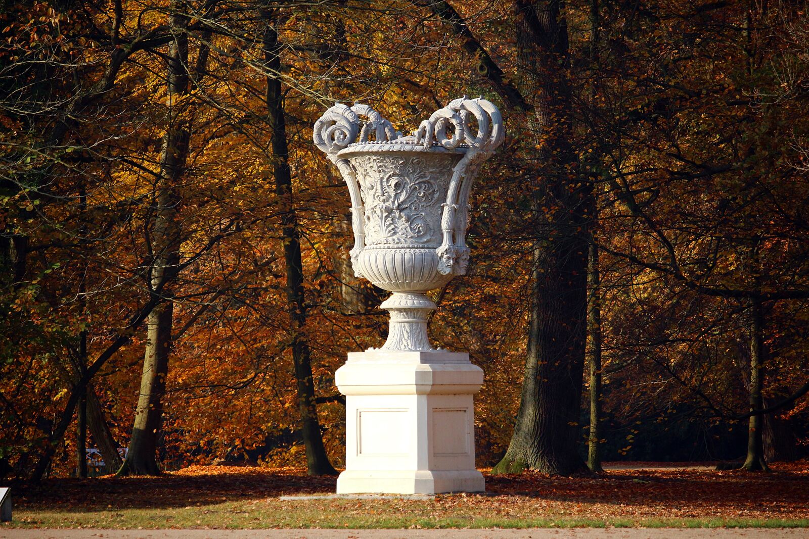 Canon EOS 100D (EOS Rebel SL1 / EOS Kiss X7) sample photo. Sculpture, vase, castle park photography