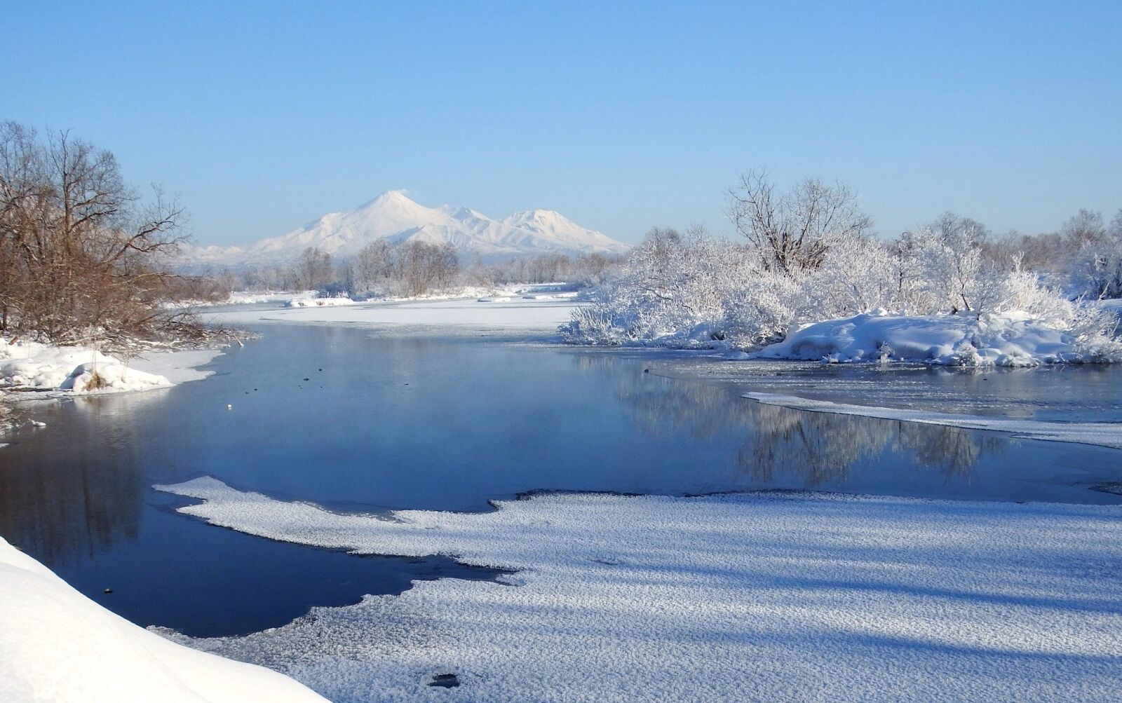 Fujifilm FinePix S1 sample photo. Volcanoes, mountains, river photography