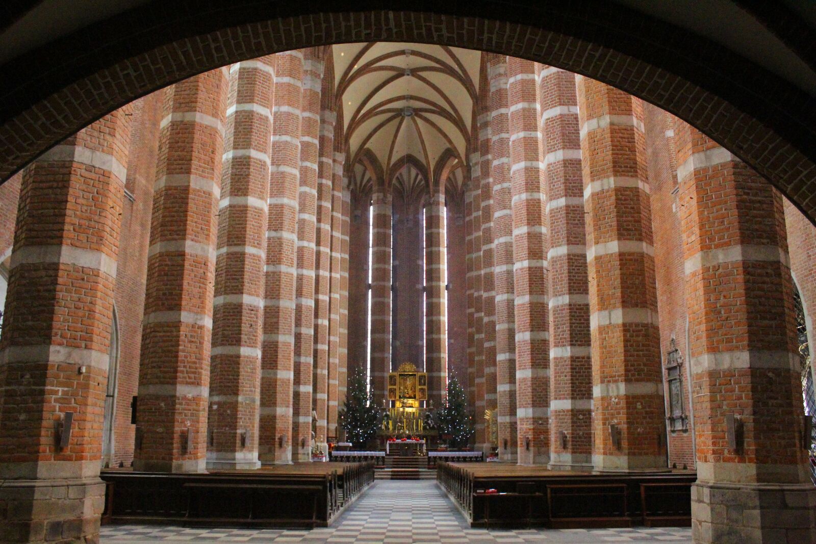 Canon EOS 4000D (EOS Rebel T100 / EOS 3000D) sample photo. Church, catholic, christian photography