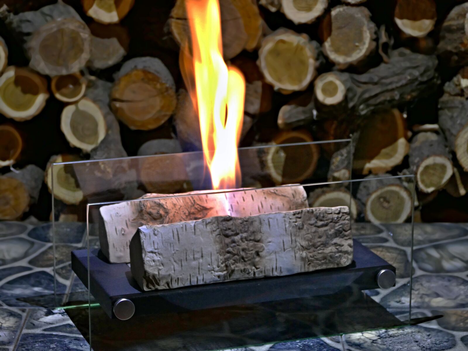 Panasonic Lumix DMC-FZ1000 sample photo. Bio, fireplace, burning photography