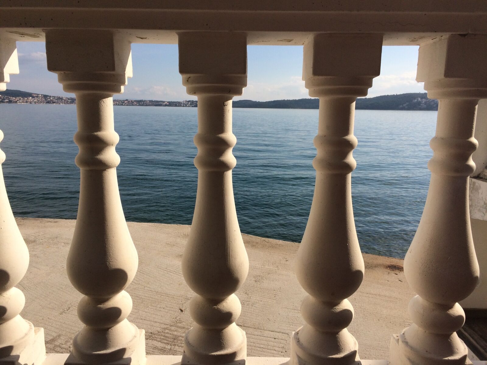 iPhone 5s back camera 4.15mm f/2.2 sample photo. Balcony, stone, view photography
