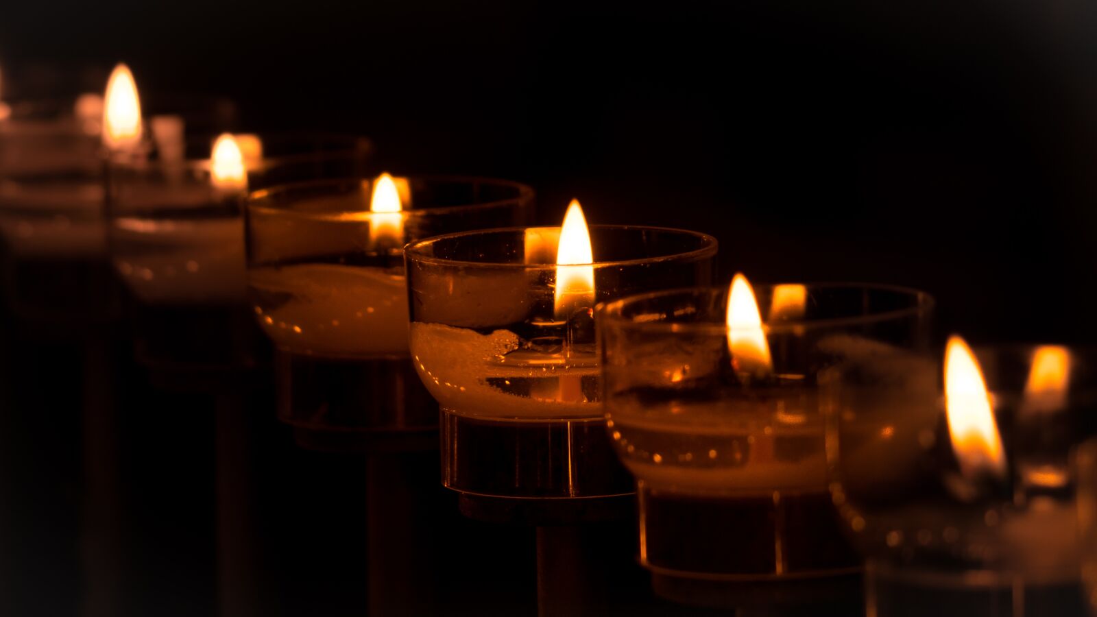 Canon PowerShot G3 X sample photo. Candles, tea lights, victim photography