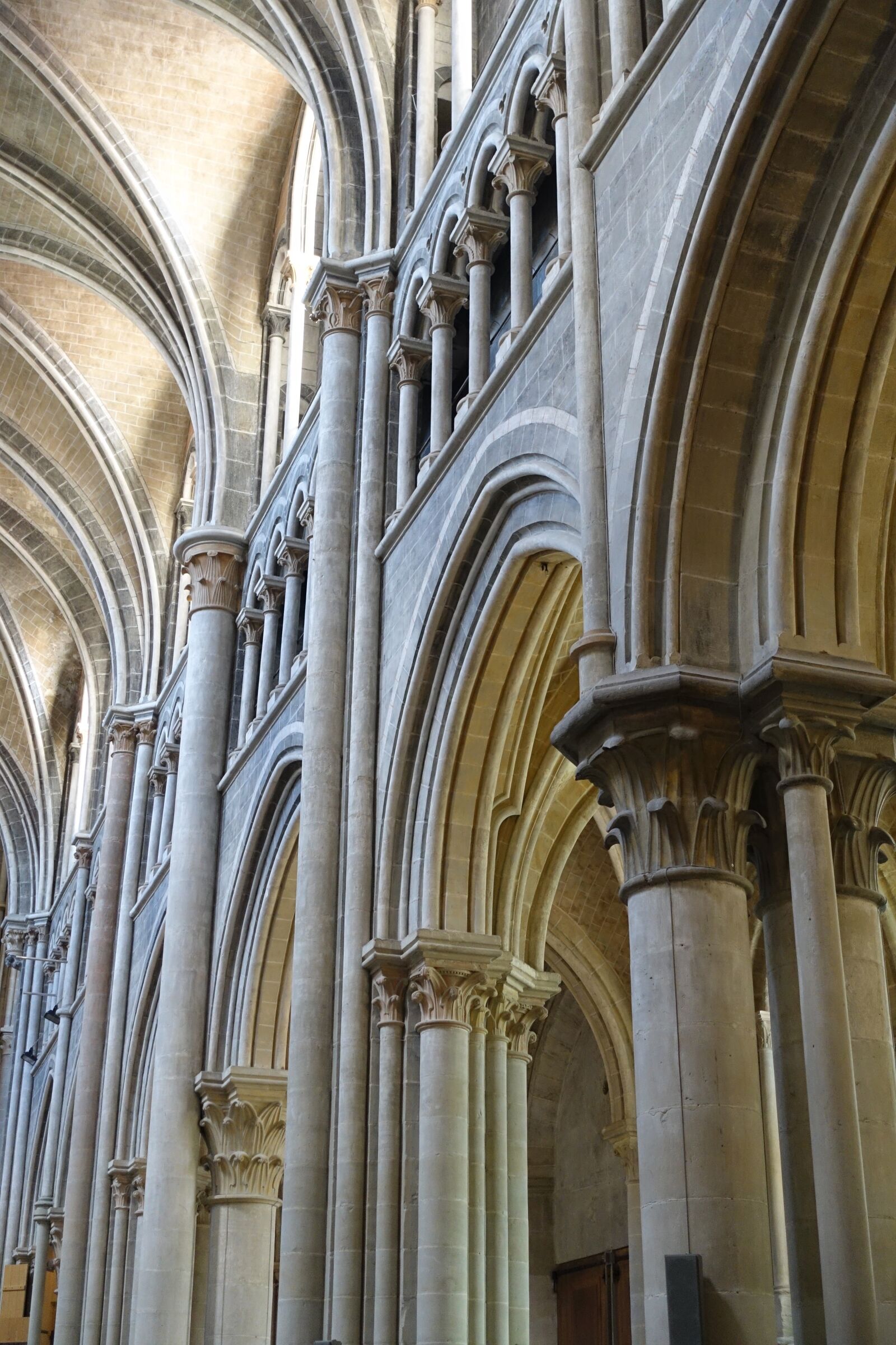 Sony Cyber-shot DSC-RX100 III sample photo. Columns, cathedral, arches photography