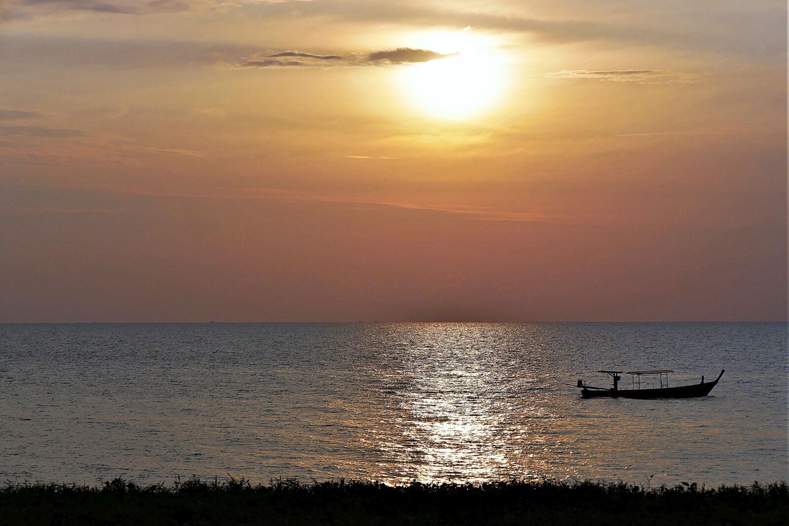 Panasonic Lumix DMC-FZ1000 sample photo. Sunset, sea, boat photography