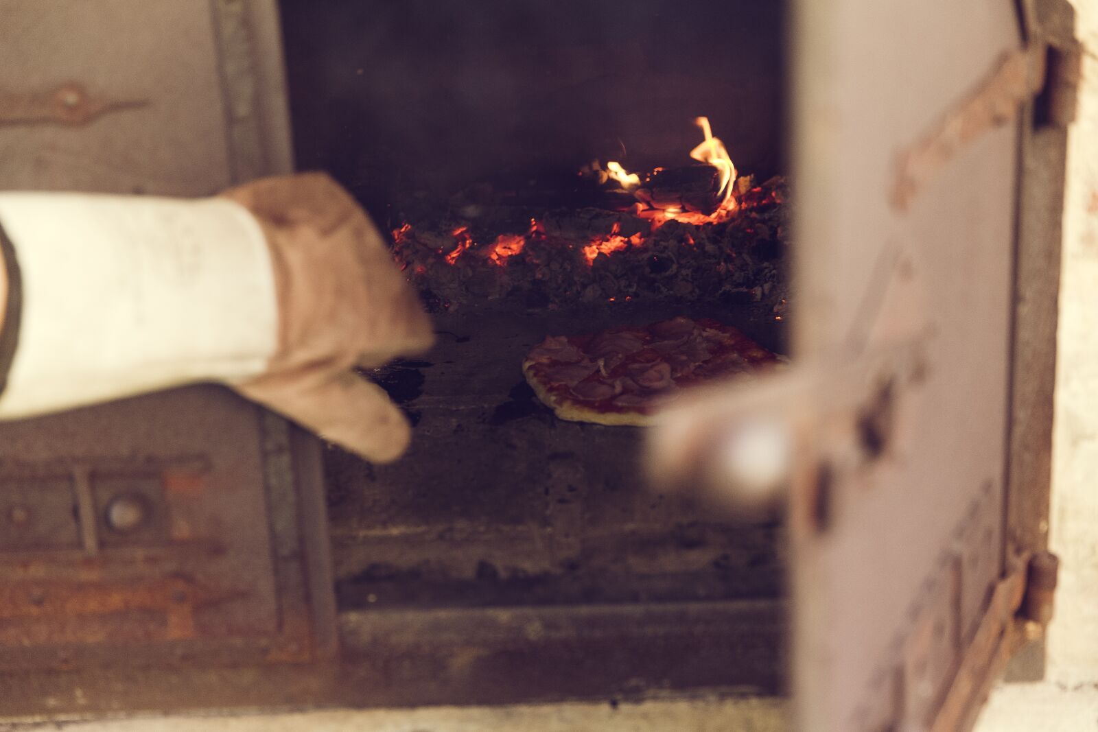 Canon EF 24-70mm F2.8L II USM sample photo. Pizza, oven, bake photography