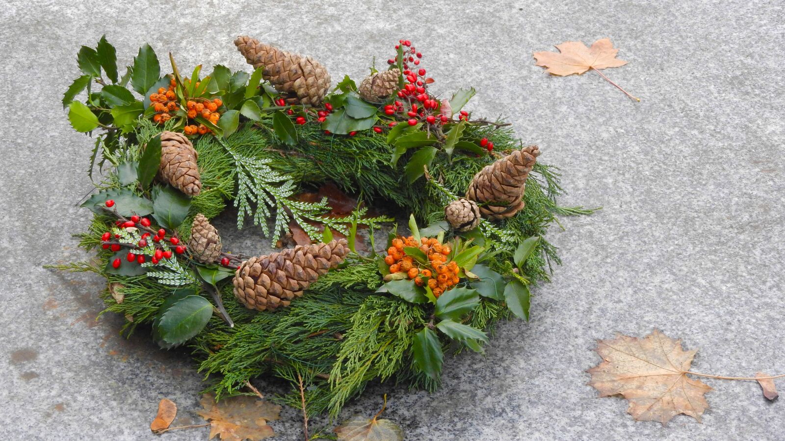 Nikon Coolpix P610 sample photo. Holiday wreath, christmas decorations photography
