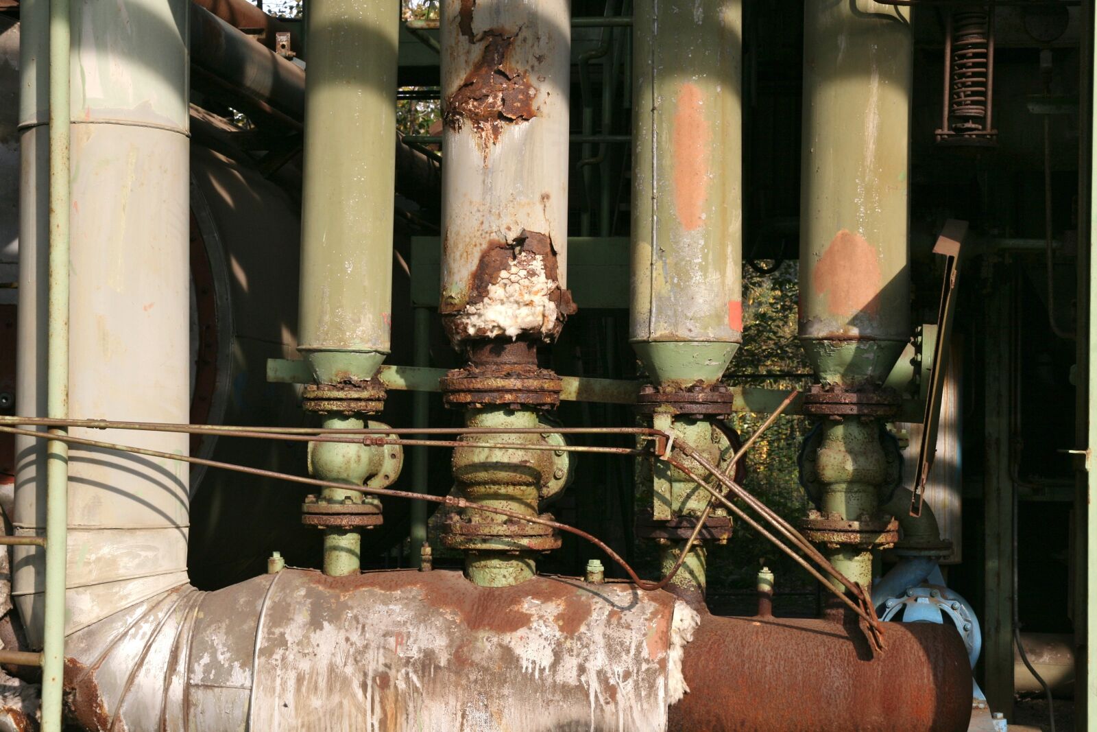 Canon EOS 400D (EOS Digital Rebel XTi / EOS Kiss Digital X) sample photo. Industrial park, pipes, rust photography