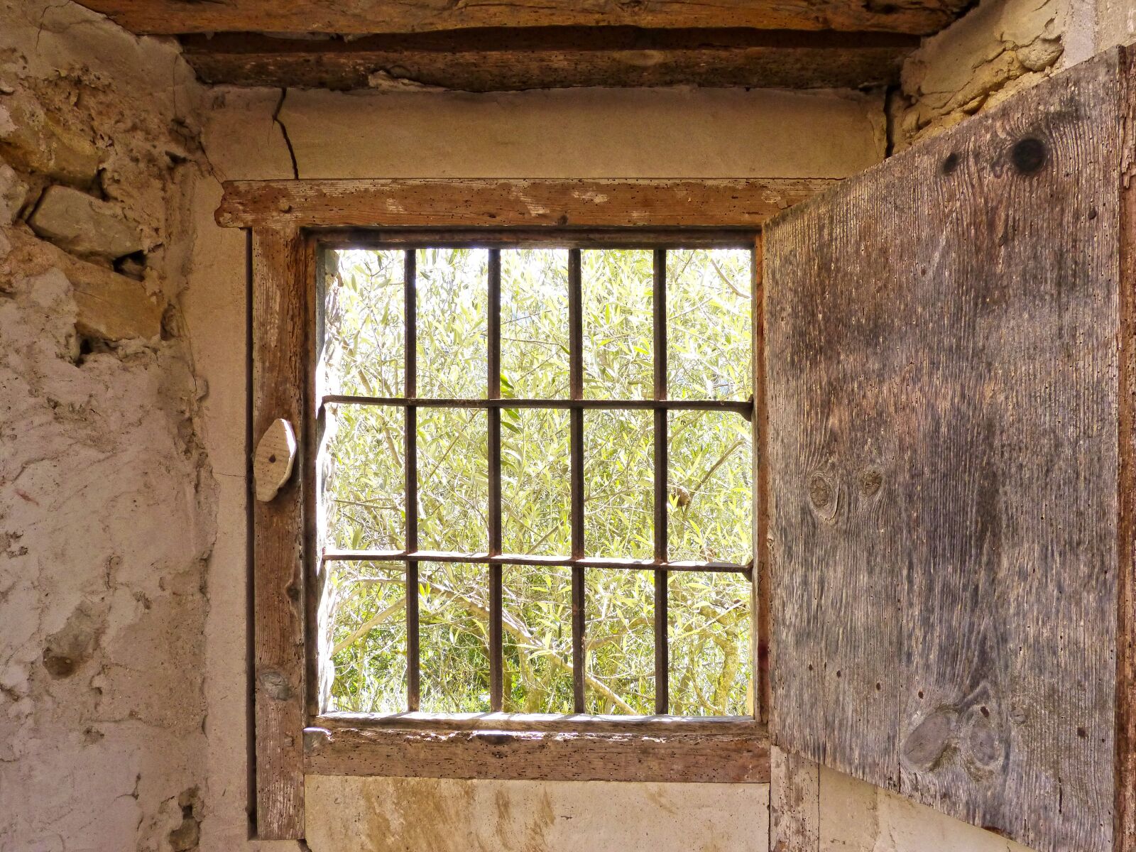 Panasonic DMC-FZ62 sample photo. Window, ruin, balusters photography