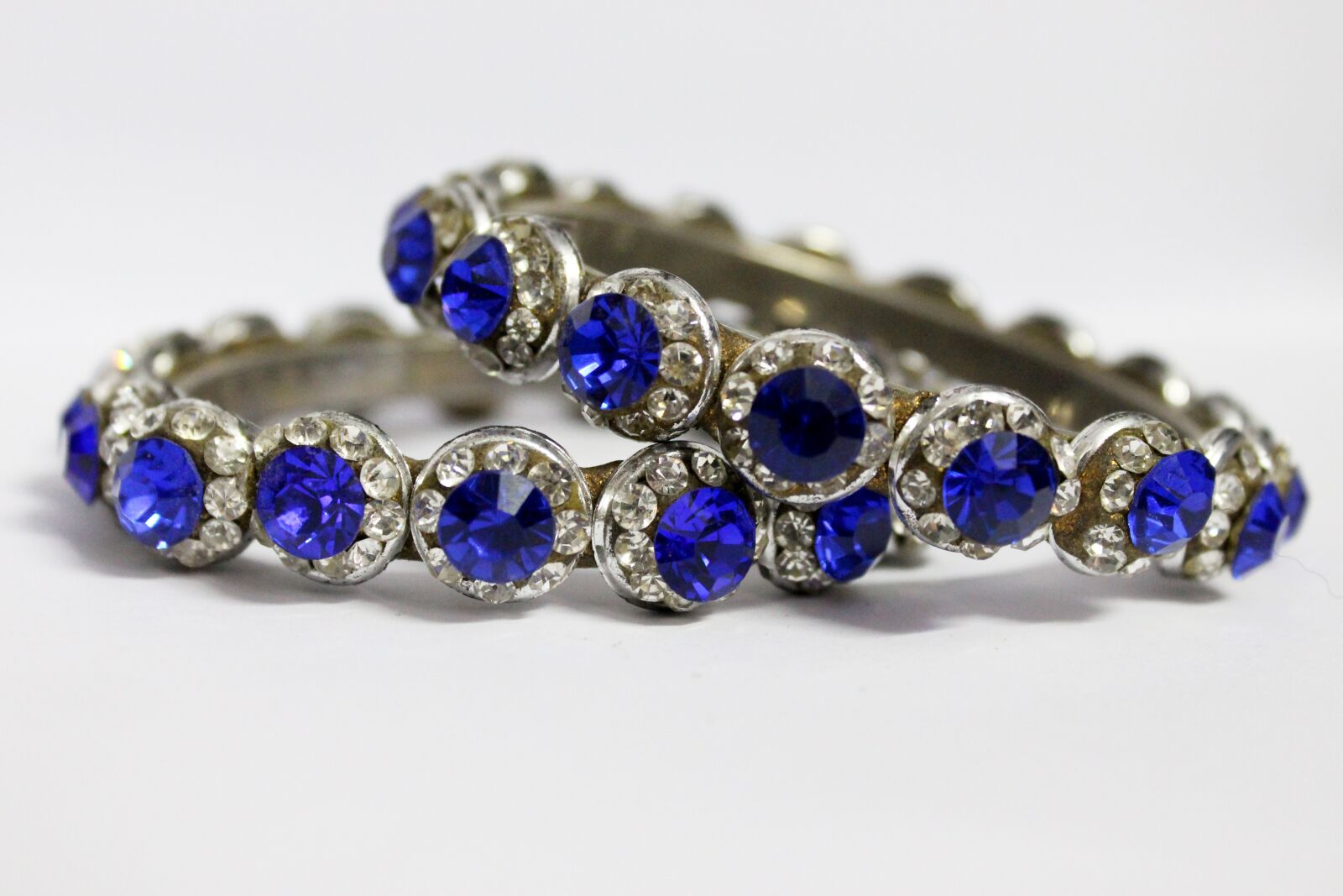 Canon EOS 700D (EOS Rebel T5i / EOS Kiss X7i) sample photo. Bangles, blue bangles, antique photography