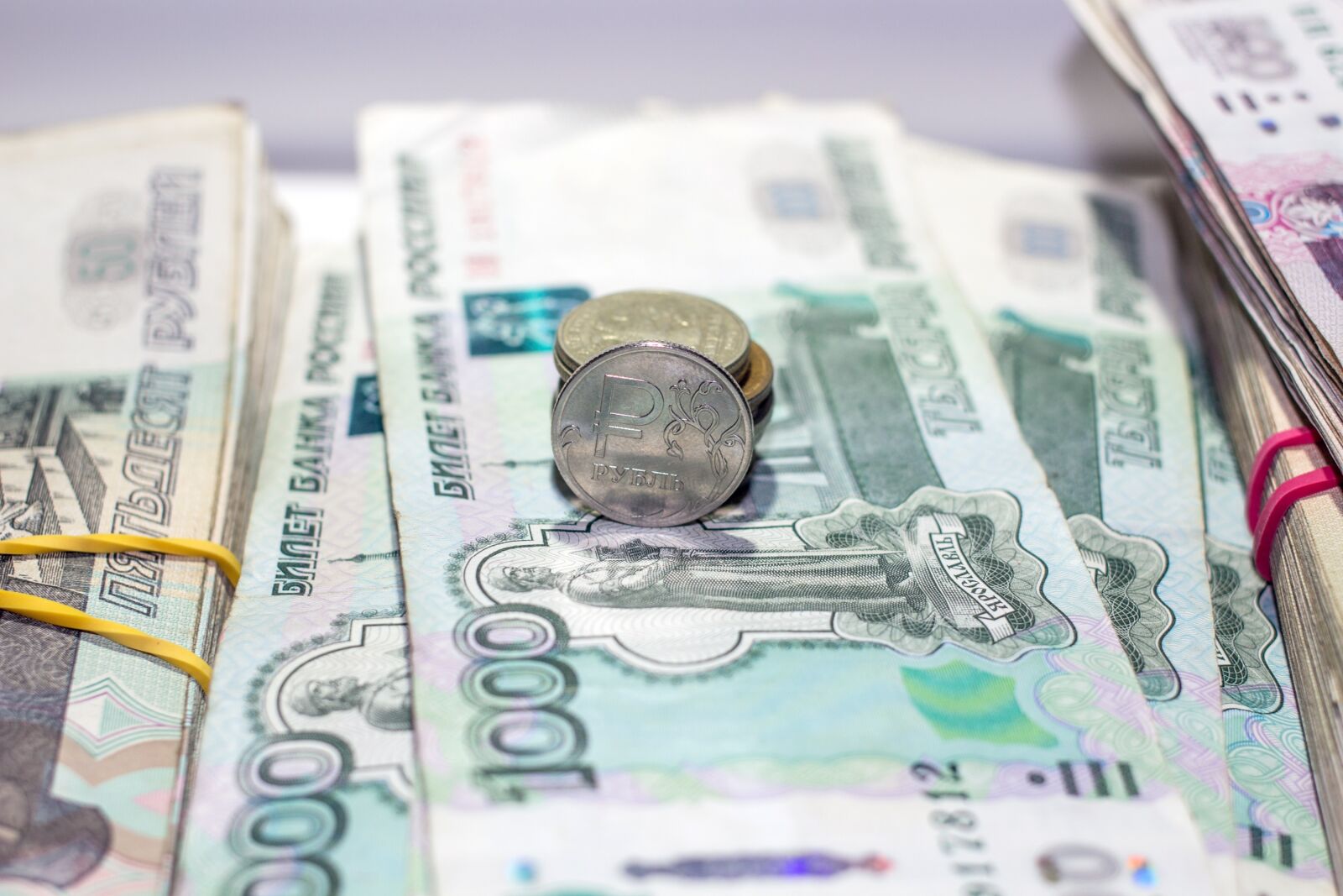 Canon EOS 100D (EOS Rebel SL1 / EOS Kiss X7) + Canon EF 40mm F2.8 STM sample photo. Ruble, money, bills photography