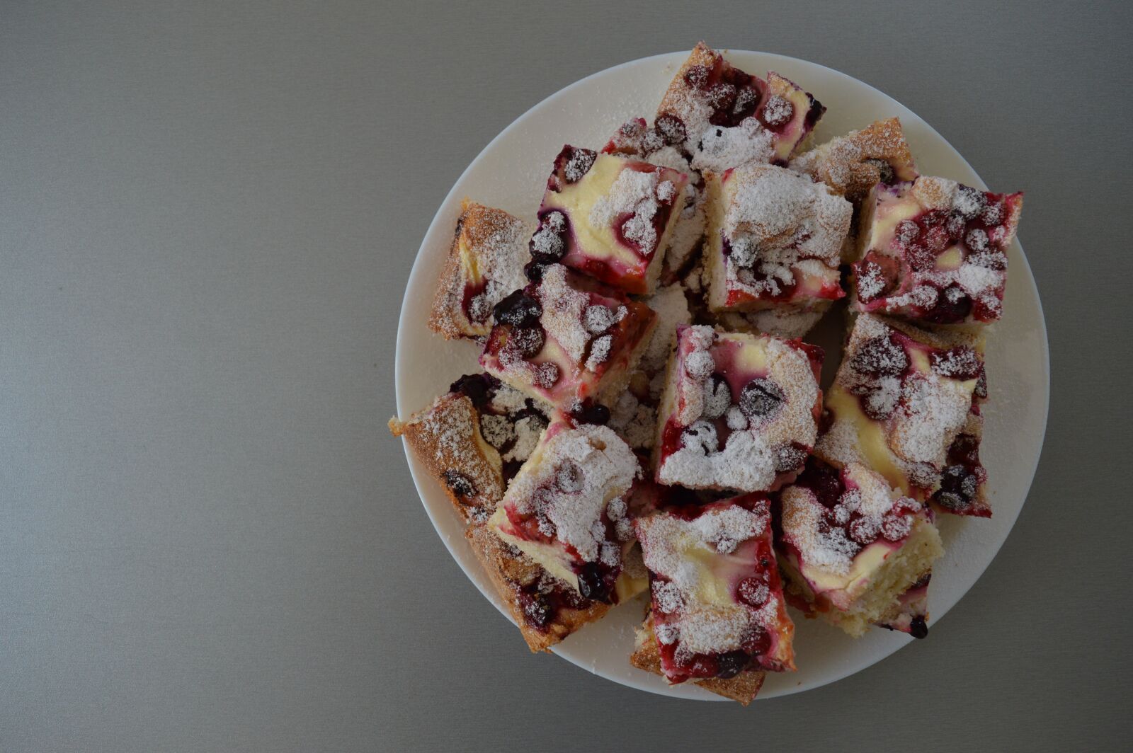 Nikon D3200 sample photo. Bun, sweet, fruit photography