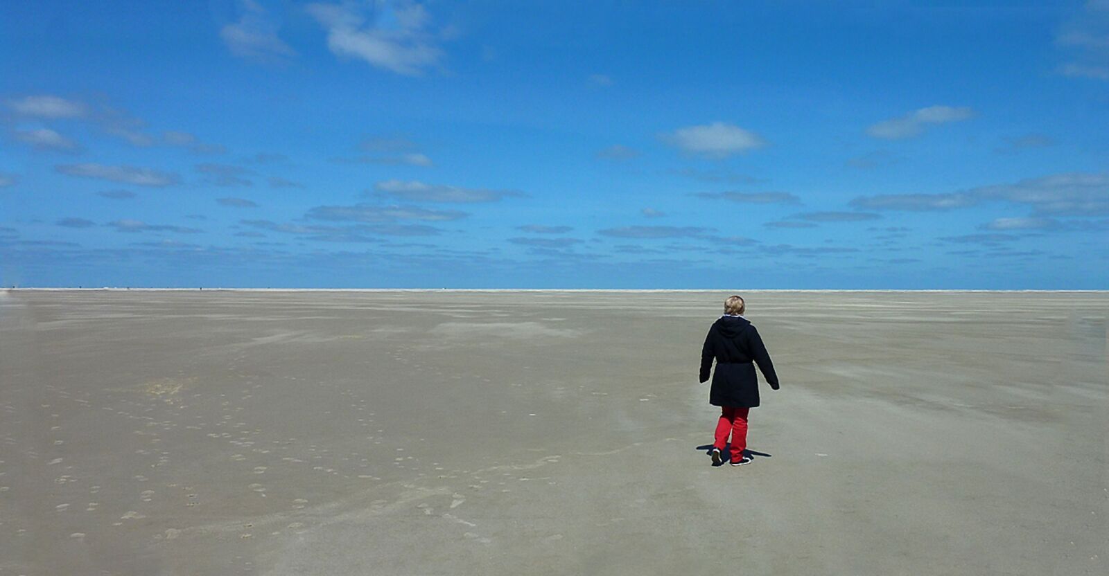 Panasonic DMC-TZ7 sample photo. Beach, walk on the photography