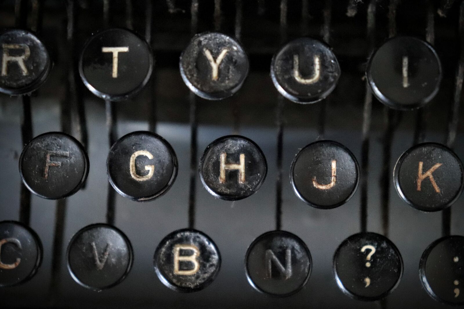 Canon EOS 200D (EOS Rebel SL2 / EOS Kiss X9) sample photo. Typewriter, key, keyboard photography