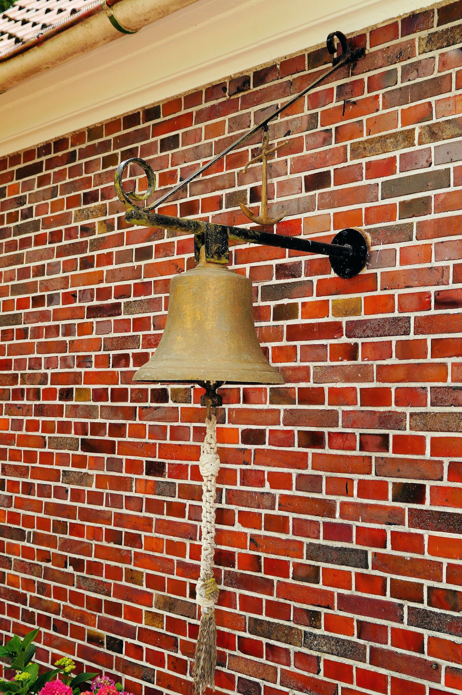 Sony SLT-A58 + Sony DT 30mm F2.8 Macro SAM sample photo. Hauswand, ship bell, decoration photography