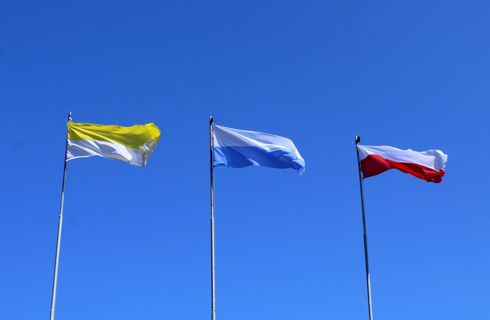 Canon EOS 1200D (EOS Rebel T5 / EOS Kiss X70 / EOS Hi) sample photo. Flags, flag, slapping photography
