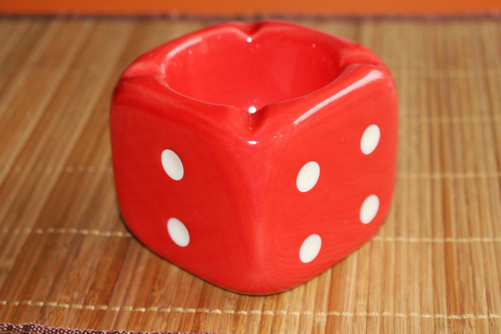 Canon EOS 100D (EOS Rebel SL1 / EOS Kiss X7) sample photo. Ashtray, cube, red photography