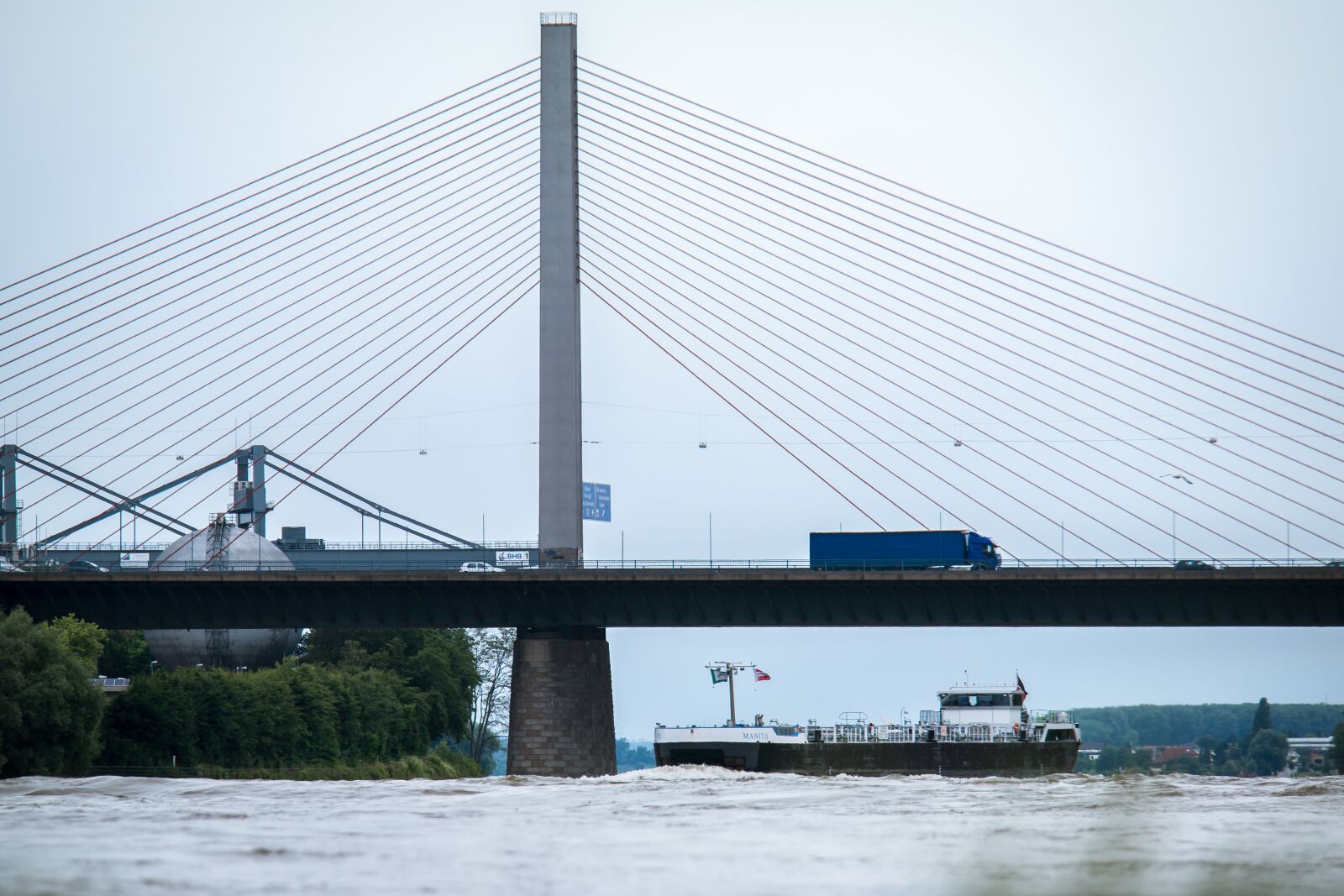 Samsung NX300M + Samsung NX 50-200mm F4-5.6 ED OIS sample photo. Bridge, ship, river photography