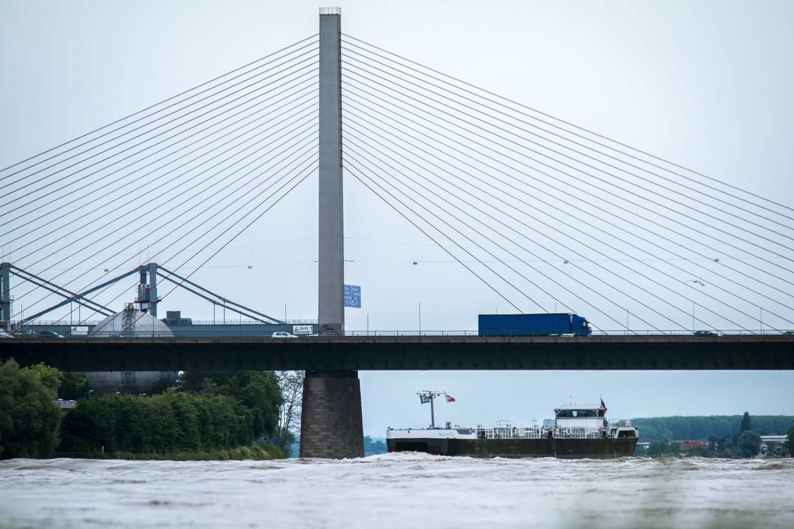 Samsung NX 50-200mm F4-5.6 ED OIS sample photo. Bridge, ship, river photography