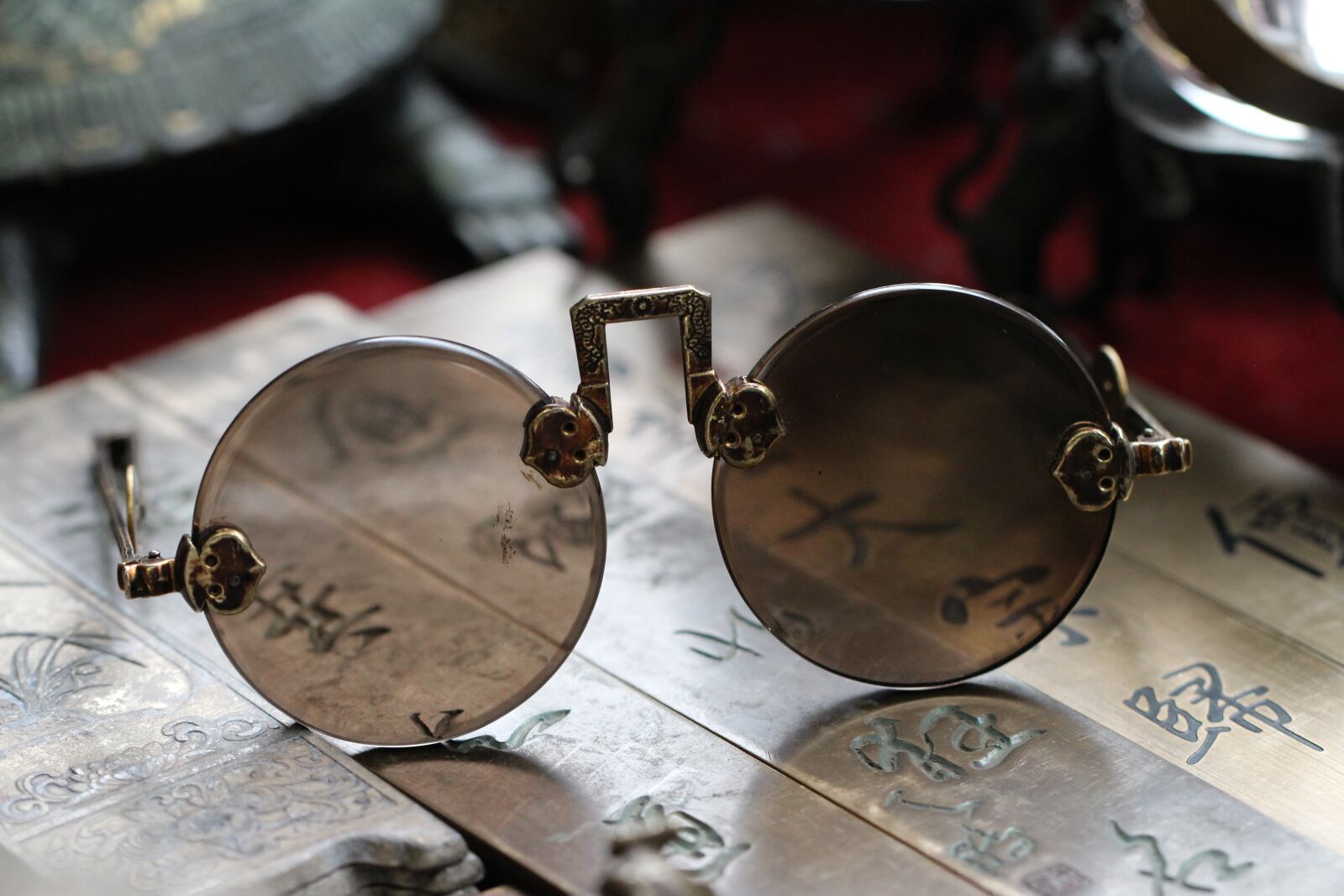 Canon EOS 700D (EOS Rebel T5i / EOS Kiss X7i) sample photo. Glasses, antique, old photography