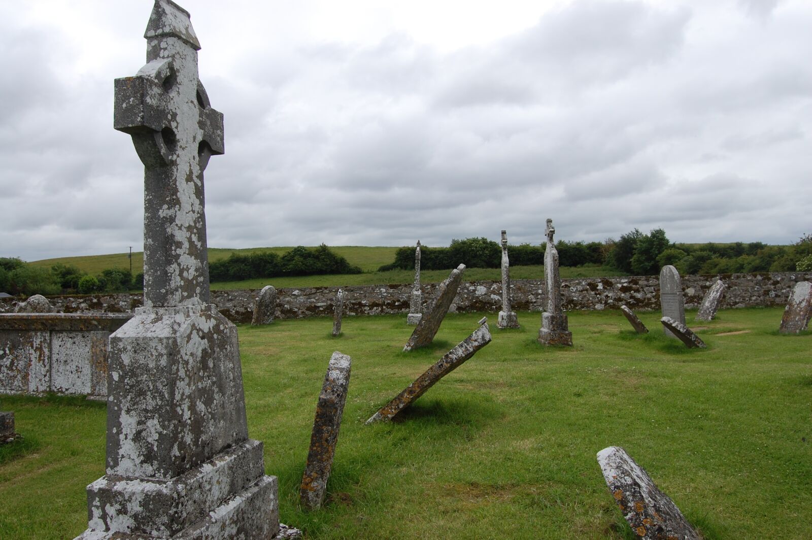 Nikon D40 sample photo. Ruin, ireland, clonmacnoise castle photography