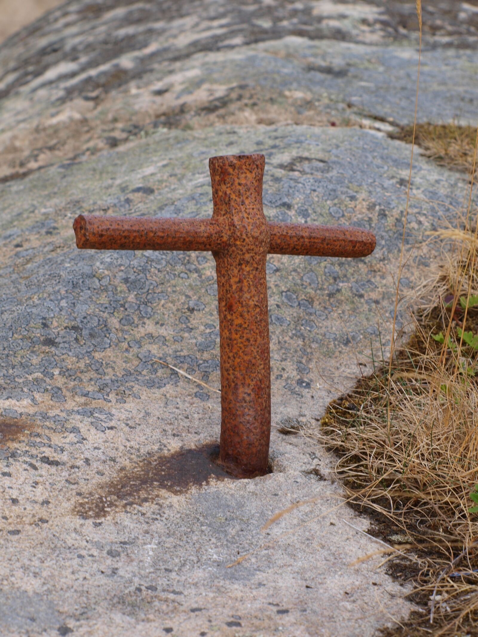 Olympus E-420 (EVOLT E-420) sample photo. Cliff, rust, cross photography
