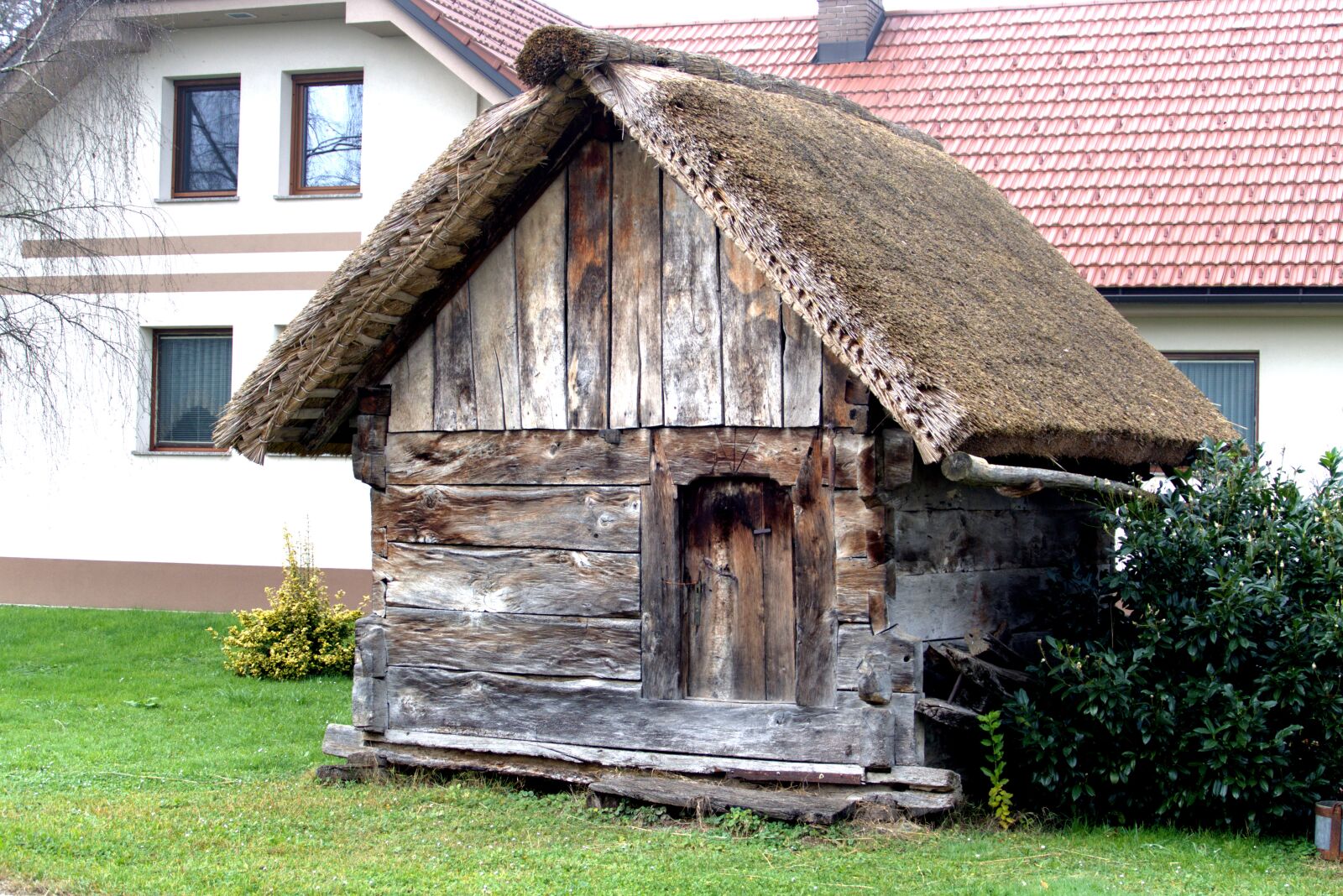 Panasonic Lumix DMC-FZ1000 sample photo. Old house, door, history photography