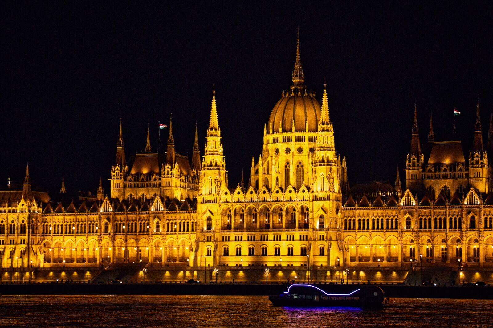 Canon EF-S 18-135mm F3.5-5.6 IS USM sample photo. Budapest, the parliament, hungary photography