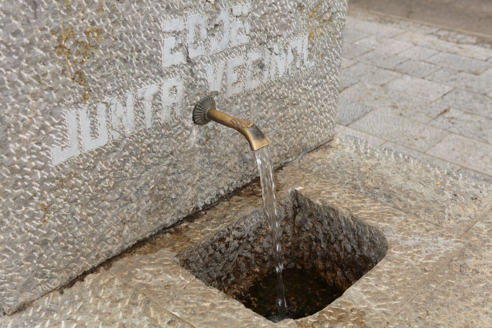 Canon EOS 5D Mark II sample photo. Tap, water, palanquinos photography