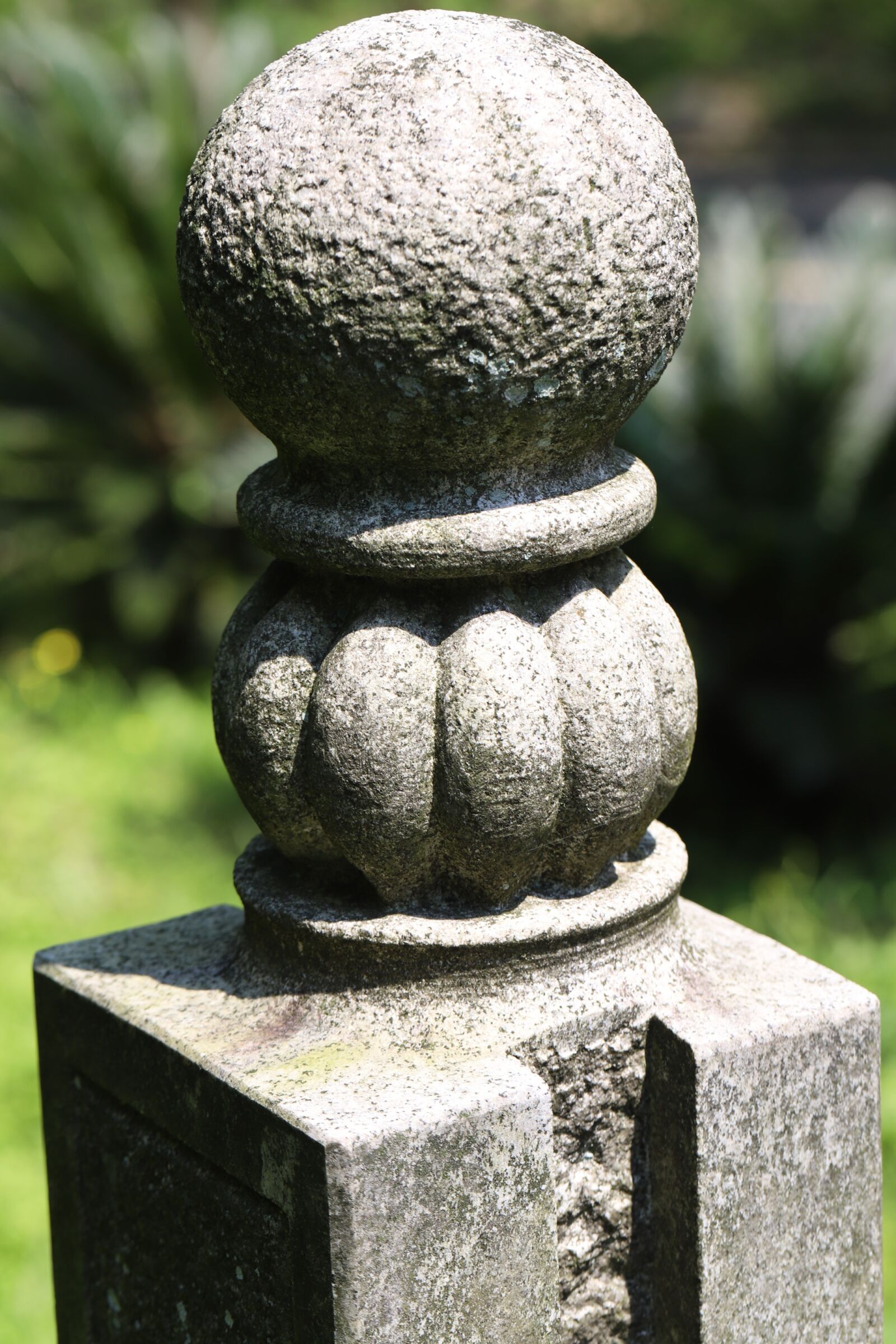 Canon EOS 6D Mark II + Canon EF 100mm F2.8L Macro IS USM sample photo. Stone pillars, material, carving photography